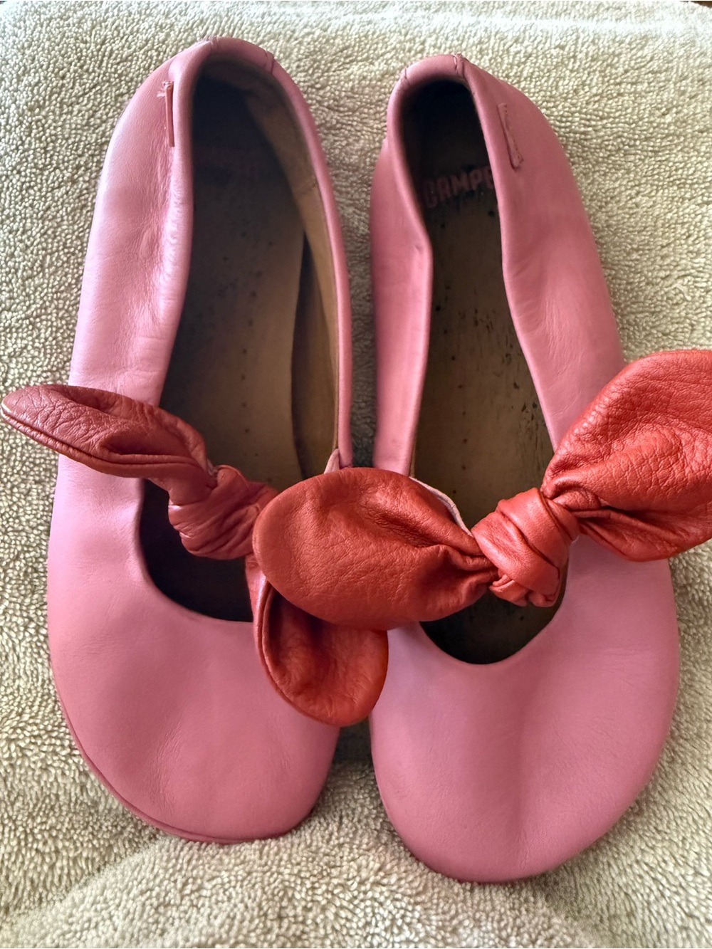 Camper Girls Pink leather MaryJane Flats with removable Red Knot Accent